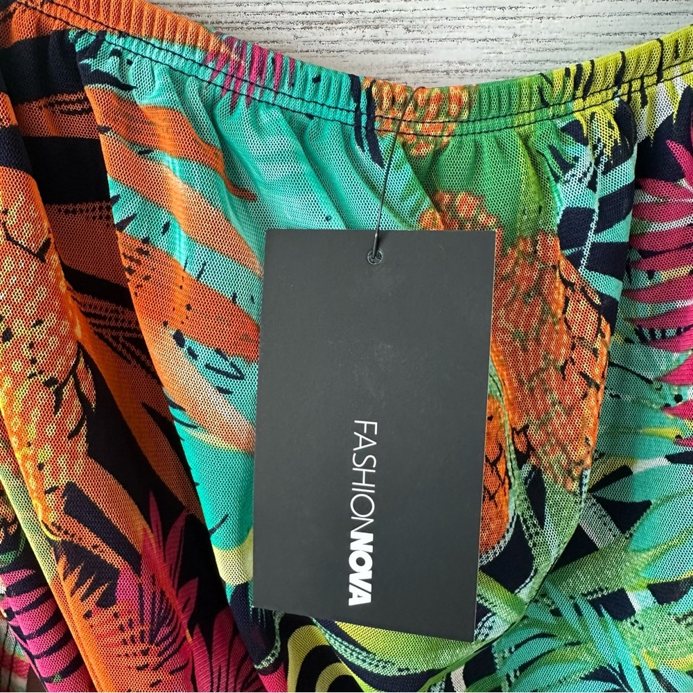 NWT FASHION NOVA Tropical Getaway Romper Off Shoulder Split Sleeve Colorful M - Picture 12 of 12
